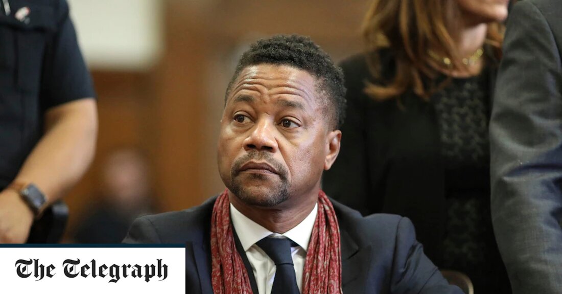 Der Schauspieler Cuba Gooding Jr. bekannte sich am Mittwoch schuldig, 2018 eine Frau in einem New Yorker Nachtclub gewaltsam berührt zu haben. Das Schuldbekenntnis erfolgte fast drei Jahre nach der Verhaftung des Oscar-Preisträgers Jerry Maguire in dem Fall, in dem es zu mehreren Verzögerungen kam, als seine Anwälte versuchten, die Anklage zu reduzieren oder abzuweisen. Der 54-jährige Gooding, dem vorgeworfen wird, in den Jahren 2018 und 2019 drei verschiedene Frauen an verschiedenen Nachtlokalen in Manhattan verletzt zu haben, bekannte sich nur einer der Anschuldigungen schuldig. Er sagte dem Richter, er habe im LAVO-Club ohne Zustimmung „die Kellnerin auf die Lippen &hellip;