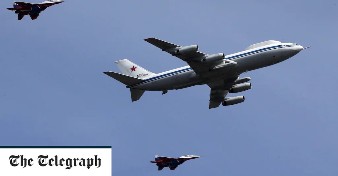 Ukrainekrieg &#8211; Sonderartikel Russlands „Weltuntergangsflugzeug“, das Wladimir Putin im Falle eines nuklearen Angriffs schützen soll, wird am Montag zum ersten Mal seit einem Jahrzehnt bei Moskaus Siegesparade erscheinen. Das Flugzeug Iljuschin Il-80, bekannt als „der fliegende Kreml“, wird als klare Warnung an den Westen an einem Vorbeiflug über den Roten Platz teilnehmen. Das Riesenflugzeug wird von der Tu-96 „Bear“ und der Tu-160 „White Swan“ begleitet, die Atomsprengköpfe tragen können. Das „Weltuntergangsflugzeug“ hat außer im Cockpit keine Außenfenster und verfügt über eine Kuppel, die angeblich verhindert, dass es elektromagnetischen Impulsangriffen ausgesetzt wird. Putin, der am Montagmorgen vor der Nation sprechen wird, &hellip;