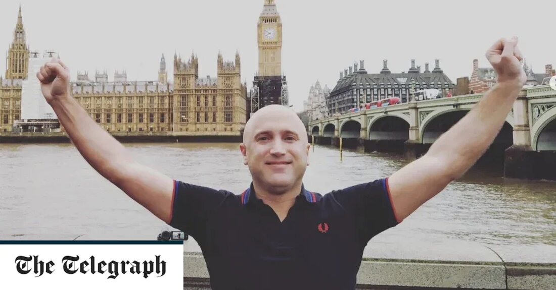 Ukrainekrieg &#8211; Sonderartikel Er begann sein Berufsleben als gesichtsloser Bürokrat für das inzwischen aufgelöste Central Office of Information, die Marketingabteilung der britischen Regierung. Heutzutage findet sich Graham Phillips scheinbar dabei wieder, russische Lügen und Propaganda zu verbreiten und Kriegsgefangene zu „interviewen“. Am Freitag hat der britische Blogger auf YouTube ein „Interview“ mit Aiden Aslin hochgeladen, einem Briten, der bei ukrainischen Marinesoldaten eingesetzt und in Mariupol gefangen genommen wurde, in dem Herr Phillips darauf bestand, dass der offensichtlich mit Handschellen gefesselte Kriegsgefangene nicht gezwungen wurde. Er fuhr fort, Herrn Aslin verbal zu untersuchen und anzustacheln, die Ukraine zu denunzieren, die abtrünnigen &hellip;