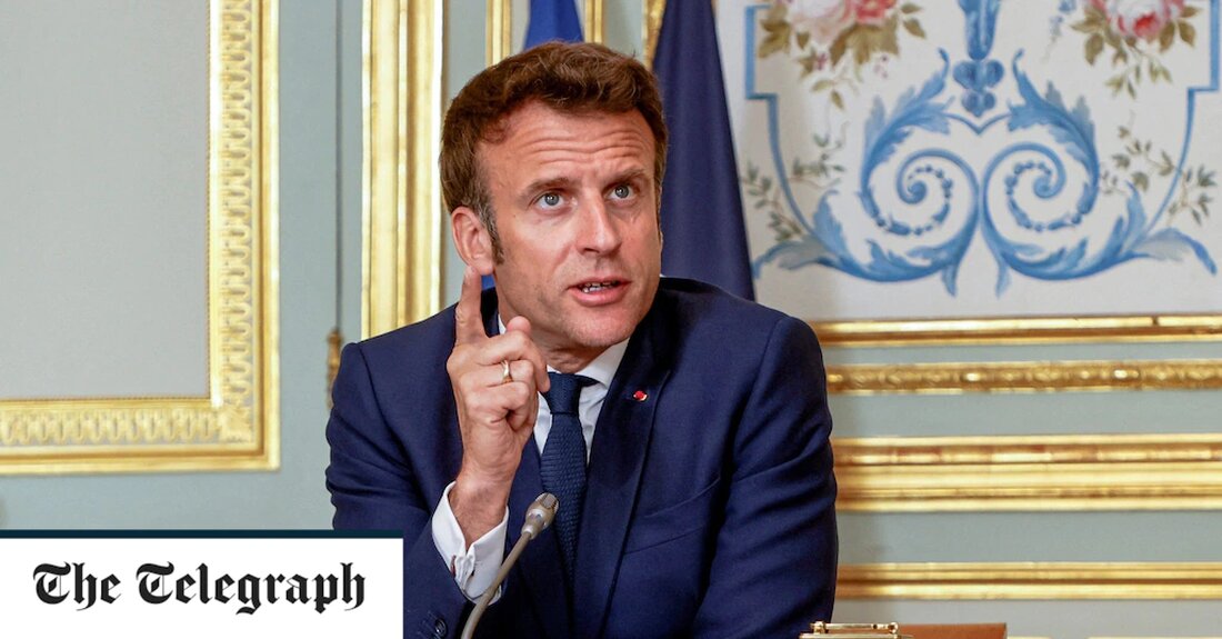 Emmanuel Macrons Vater zeigte seinem „tapferen“ Sohn eine seltene öffentliche Unterstützung und nannte die Franzosen einen „sehr undankbaren“ Haufen, während der Amtsinhaber darum kämpft, seinen Rekord vor der Stichwahl am Sonntag gegen Marine Le Pen zu verteidigen. Der französischen Öffentlichkeit praktisch unbekannt, brach Jean-Michel Macron sein Schweigen, um den Regionalzeitungen L&#8217;Alsace und L&#8217;Est Republicain mitzuteilen, dass er &#8222;90 Prozent&#8220; dessen zustimme, was sein 44-jähriger Sohn für das Land getan habe die letzten fünf Jahre. „Man ist sich nie zu 100 Prozent einig. Ich bin kein Mitglied einer Sekte“, sagte er. Der 72-jährige Neurologe sagte von seinem Zuhause im nordfranzösischen Amiens &hellip;