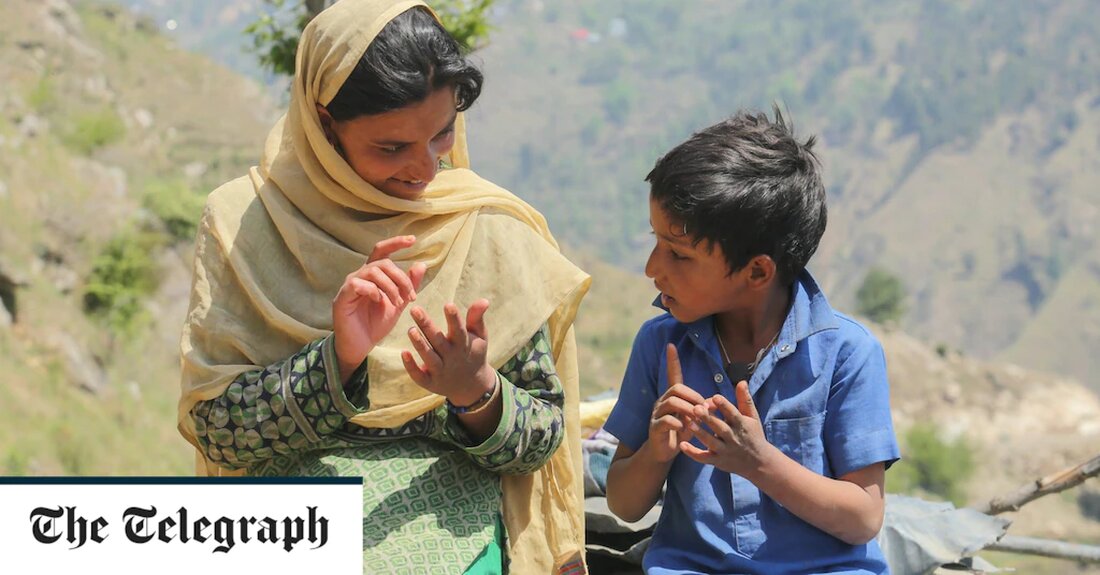 In diesem verschlafenen Dorf hoch oben im Himalaya-Gebirge werden die ersten Momente eines Babys vom Klang der Trommeln dominiert. Ängstliche Familienmitglieder versammeln sich und suchen nach Anzeichen einer Reaktion auf den Beat – vielleicht Weinen oder eine leichte Drehung des Kopfes. Diese ungewöhnliche Geburtstradition ist in Dhadkaie, auch bekannt als das „stille Dorf“, von entscheidender Bedeutung, wo es nicht ungewöhnlich ist, taub, stumm oder sogar beides geboren zu werden. „Wenn ein Baby in den ersten zwei Tagen laut weint und keine Augen öffnet, bedeutet das, dass es taub ist“, sagt Dorfvorsteher Muhammad Haneef, der einen langen Bart und einen weißen &hellip;