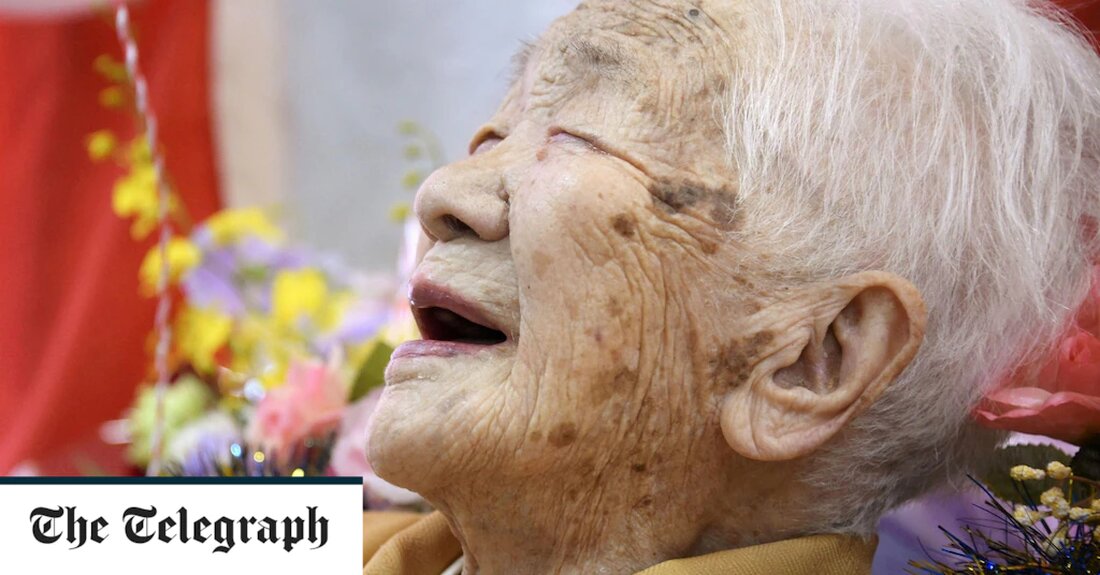 Brettspiele zu spielen und Schokolade zu essen könnte der Schlüssel zu einem langen Leben sein, wie der älteste Mensch der Welt, der im Alter von 119 Jahren gestorben ist, bewiesen hat. Kane Tanaka wurde am 2. Januar 1903 in der südwestlichen Region Fukuoka in Japan geboren – im selben Jahr, in dem die Brüder Wright zum ersten Mal flogen und Marie Curie als erste Frau einen Nobelpreis erhielt. Japanische Beamte bestätigten am Montag, dass sie am 19. April verstorben ist. Bis vor kurzem war Tanaka bei relativ guter Gesundheit und lebte in einem Pflegeheim, wo sie gerne Brettspiele spielte, Matheaufgaben &hellip;