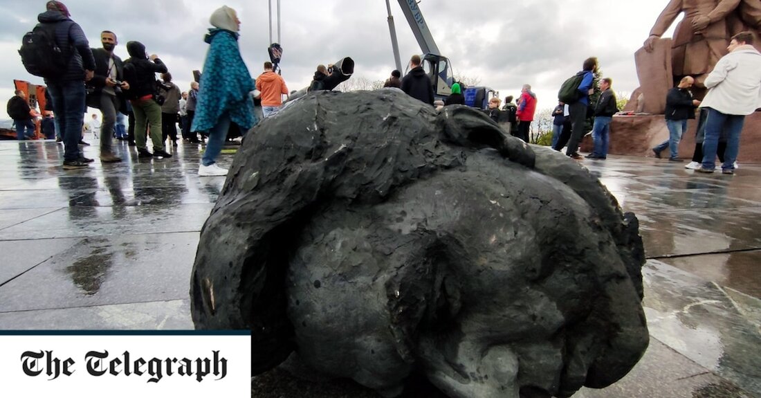 Ukrainekrieg &#8211; Sonderartikel Eine Statue, die an die Freundschaft zwischen Russland und der Ukraine erinnert, wurde abgerissen, um alle verbleibenden Erinnerungen an den Kreml auszurotten. Die acht Meter hohe Statue eines russischen und ukrainischen Arbeiters wurde am Dienstag enthauptet, bevor der Rest des Denkmals einstürzte. Die Statue befand sich unter einem riesigen „People&#8217;s Friendship Arch“ aus Titan, der 1982 zum Gedenken an den 60. Jahrestag der Sowjetunion errichtet wurde. „Wir sehen jetzt, was diese „Freundschaft“ ist – die Zerstörung ukrainischer Städte … das Töten von Zehntausenden friedlicher Menschen. Ich bin überzeugt, dass ein solches Denkmal jetzt eine ganz andere Bedeutung &hellip;