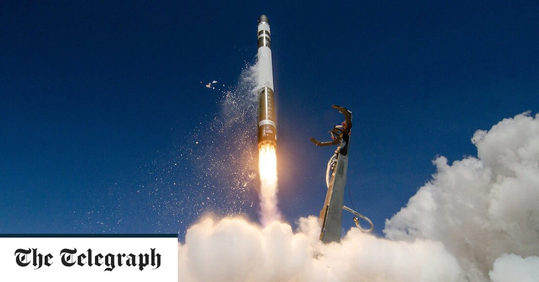 Ein in Kalifornien ansässiges Raumfahrzeugunternehmen wird versuchen, eine fallende Rakete mit einem Hubschrauber in der Luft zu fangen. In einem gewagten Experiment hofft es, die Kosten der Raumfahrt zu senken, indem es seine Raketen wiederverwendbar macht. Rocket Lab, das kleine Raketen baut und startet, versucht, die erste wiederverwendbare kleine Trägerrakete der Welt herzustellen, wenn es am späten Freitagabend (britische Zeit) den Einfangtest durchführt. Das Kunststück ist vergleichbar mit dem Versuch, eine Nadel mit hoher Geschwindigkeit einzufädeln, aber der Gründer von Rocket Lab, Peter Beck, sagte, er sei optimistisch für den Erfolg. „Ich bin ziemlich zuversichtlich, dass die Hubschrauberpiloten es fangen &hellip;
