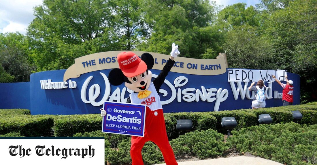 Die Schlangen vor den Fahrgeschäften in Walt Disney World in Florida sind so lang wie eh und je. Die Sonne scheint, die speziell gebrandete Coca-Cola fließt und Horden von Kindern mit Mickey-Mouse-Ohren drängeln um seine Aufmerksamkeit Auf den ersten Blick ist für den Themenpark von Orlando alles wie immer. Aber es täuscht über ein nicht so familienfreundliches Drama hinweg, das sich hinter den Kulissen abspielt. Das allgemein beliebte Resort hat sich unerwartet an vorderster Front in einem Kulturkrieg wiedergefunden, der vom ehrgeizigen republikanischen Gouverneur des Staates angezettelt wurde. Ron DeSantis setzte den Steuerprivilegien des Unternehmens ein Ende, da es sich &hellip;