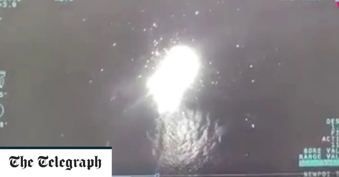 Eine ukrainische Drohne hat am Montag zwei russische Patrouillenboote in der Nähe der Schlangeninsel im Schwarzen Meer zerstört, sagte der ukrainische Militärchef. Vom ukrainischen Militär veröffentlichtes Filmmaterial zeigt, wie die Bayraktar-Drohne zwei russische Patrouillenschiffe der Raptor-Klasse trifft. „Zwei russische Boote der Raptor-Klasse wurden heute im Morgengrauen in der Nähe der Insel Zmiinyi (Schlange) zerstört“, schrieb Generalstabschef Valeriy Zaluzhniy in der Telegram-Messaging-App. Die felsige, 40 Hektar große Insel wurde berühmt, als sich eine winzige Militäreinheit, die darauf stationiert war, weigerte, sich einem russischen Kriegsschiff zu ergeben, und dem Schiff am ersten Tag der Moskauer Invasion befahl, „auf sich selbst zu gehen“, &hellip;