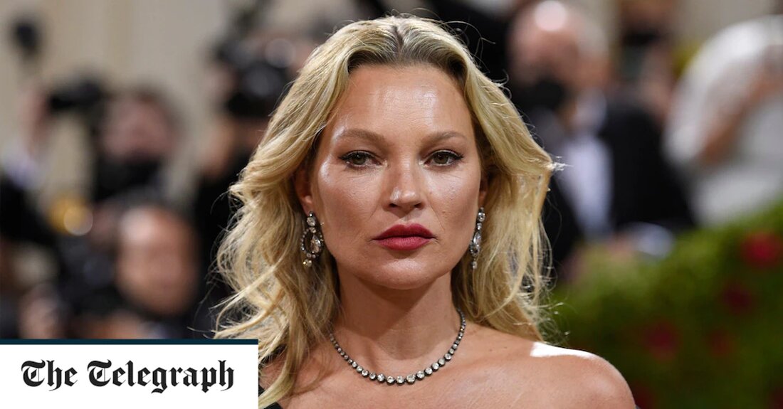 Kate Moss wird am Mittwoch in Johnny Depps Verleumdungsfall gegen Amber Heard aussagen, wie seine Anwälte US-Medien mitteilten, was ein bombastischer Auftritt in dem genau beobachteten US-Prozess sein würde. Der Fluch der Karibik-Schauspieler wurde zuvor beschuldigt, Ms Moss, seine Ex-Freundin, Mitte der neunziger Jahre während eines Aufenthalts in einem New Yorker Hotel die Treppe hinuntergestoßen zu haben. Einen solchen Vorwurf hat sie jedoch nie öffentlich gemacht. Laut der New York Post wird Frau Moss, 48, die von 1994 bis 1997 mit Herrn Depp zusammen war, am Mittwoch per Live-Videoverbindung vor Gericht in Fairfax, Virginia, aussagen. Die Anwälte von Herrn Depp &hellip;