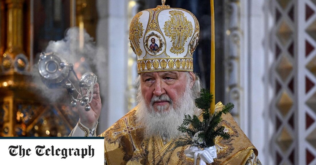Das Oberhaupt der Russisch-Orthodoxen Kirche hat in den 1970er-Jahren als Spion für den KGB gearbeitet, wie neu freigegebene Schweizer Aufzeichnungen belegen. Zwischen den Skiausflügen in die Alpen nutzte Patriarch Kirill Berichten zufolge 1971 einen Posten beim Ökumenischen Rat der Kirchen der Schweiz, um Informationen für die berüchtigte sowjetische Spionageagentur zu sammeln. Jetzt ein enger Verbündeter von Wladimir Putin, dem russischen Präsidenten und auch ein ehemaliger KGB-Agent, kam Kirill als ehrgeiziger 24-Jähriger nach Genf, um sich für die Sowjetunion einen Namen zu machen. Während des Kalten Krieges wurde Religion in der UdSSR mit Misstrauen behandelt und hauptsächlich als Instrument zur Förderung &hellip;