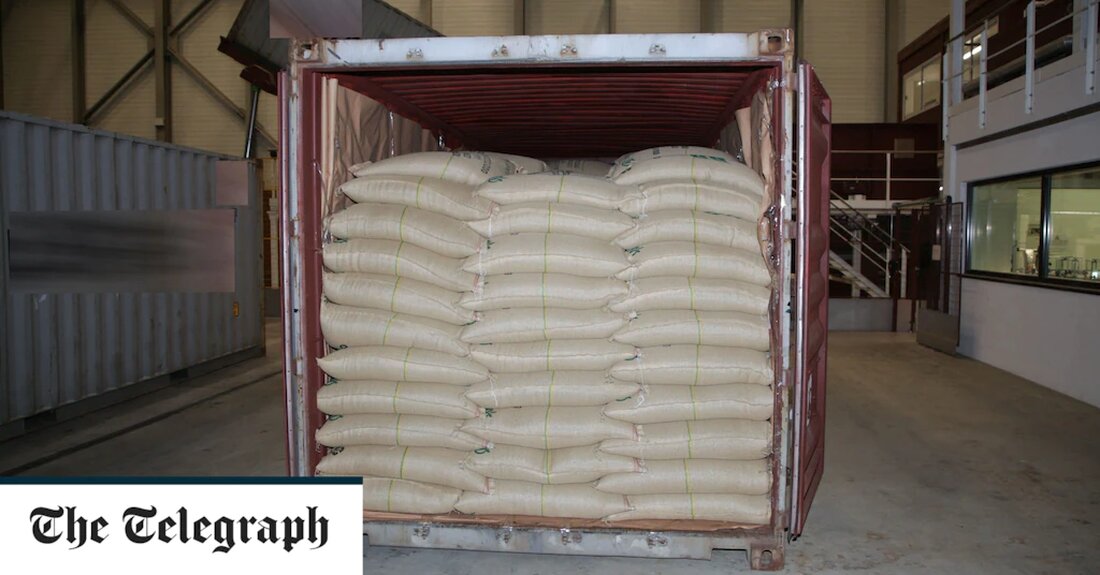 Mitarbeiter einer Nespresso-Fabrik in der Schweiz waren laut Polizei fassungslos, als sie mehr als 500 Kilogramm Kokain entdeckten, das in einer Ladung Kaffeebohnen aus Brasilien versteckt war. Nespresso-Mitarbeiter informierten die Polizei über den Fund am Produktionsstandort in Romont, einer Kleinstadt zwischen Genf und Bern. Die Polizei sagte, das Kokain sei zu mehr als 80 Prozent rein und sein Marktwert werde auf mehr als 50 Millionen Franken (41 Millionen Pfund) geschätzt. &#8222;Für Freiburg ist es definitiv eine grosse Beschlagnahme, es ist wirklich etwas ganz Aussergewöhnliches&#8220;, sagte Marc Andrey, Sicherheitschef des Kantons Freiburg. &#8222;Es ist das erste Mal, dass wir so einen &hellip;