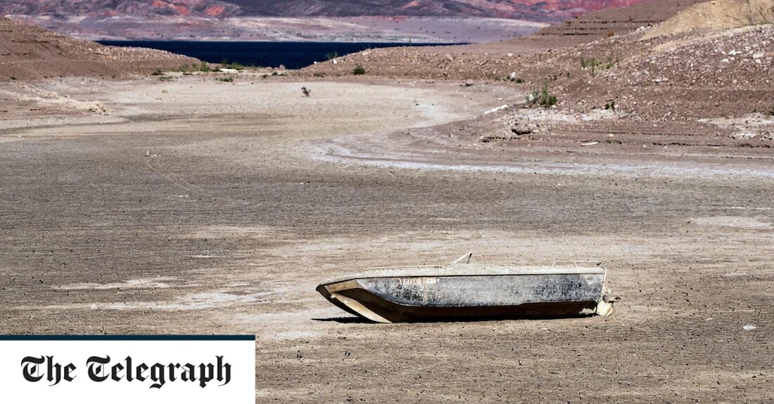 Eine Rekorddürre in Las Vegas hat zur Entdeckung von Leichen in einem ausgetrockneten Reservoir geführt, von denen angenommen wird, dass sie dort von Mafiabanden abgeladen wurden. Beamte in Lake Mead an der Grenze zwischen Nevada und Arizona arbeiten daran, „menschliche Skelettreste“ zu identifizieren, die am Wochenende gefunden wurden, nur wenige Tage nachdem sie auf eine andere Leiche aufmerksam gemacht wurden, die in ein Fass gestopft und ins Wasser geworfen worden war. Jetzt werden Tauchern Belohnungen angeboten, wenn sie andere Leichen bergen, in der Hoffnung, dass Erkältungsfälle gelöst und Familien von Vermissten geschlossen werden können. Die Überreste wurden freigelegt, als der &hellip;