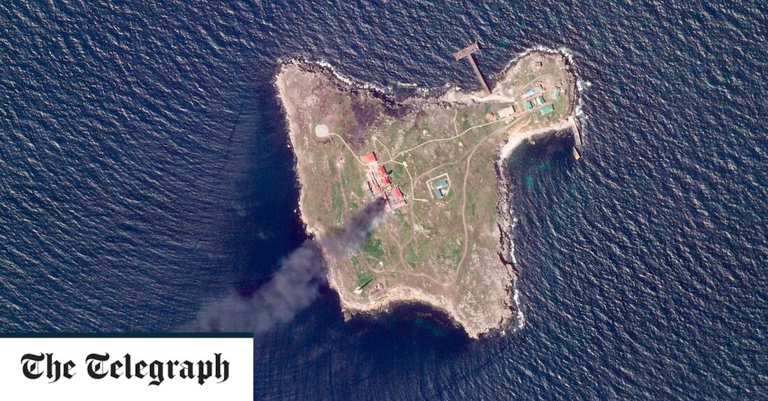 Russland hat gesagt, dass sich seine Streitkräfte von Snake Island zurückgezogen haben, was entscheidend für die Beendigung der Blockade der ukrainischen Häfen am Schwarzen Meer sein könnte. Das Moskauer Verteidigungsministerium sagte am Donnerstag, seine Truppen hätten den Felsvorsprung als „Geste des guten Willens“ verlassen, um zu demonstrieren, dass Russland die Bemühungen der Vereinten Nationen nicht behindert, einen humanitären Korridor für den Export von Getreide aus der Ukraine zu öffnen. Das Einsatzkommando der ukrainischen Streitkräfte im Süden sagte jedoch, die verbleibenden russischen Streitkräfte seien nach mehreren Raketenangriffen mit einem Schnellboot aus dem Außenposten geflohen. „In der Nacht, als Ergebnis einer weiteren &hellip;