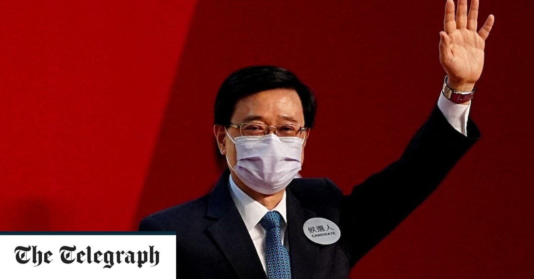 Eine Gruppe von nur drei Demonstranten demonstrierte am Sonntag nach seiner Ernennung durch ein Komitee von Peking-Loyalisten gegen Hongkongs neuen Regierungschef. „Obwohl wir nur drei Personen sind, glaube ich fest daran, dass wir die Mehrheit der Hongkonger vertreten können, um unsere Unzufriedenheit mit einer Verfahrenswahl zum Ausdruck zu bringen“, sagte Chan Po-Ying, einer der Demonstranten, der New York Times. Die winzige Protestgruppe schien widerzuspiegeln, wie Hongkong Dissens weitgehend unterdrückt hat, im Gegensatz zu den Massenbewegungen für Demokratie in den Vorjahren, bei denen Zehntausende auf die Straße gingen. John Lee, 64, war der einzige Kandidat in dem von Peking unterstützten Rennen &hellip;