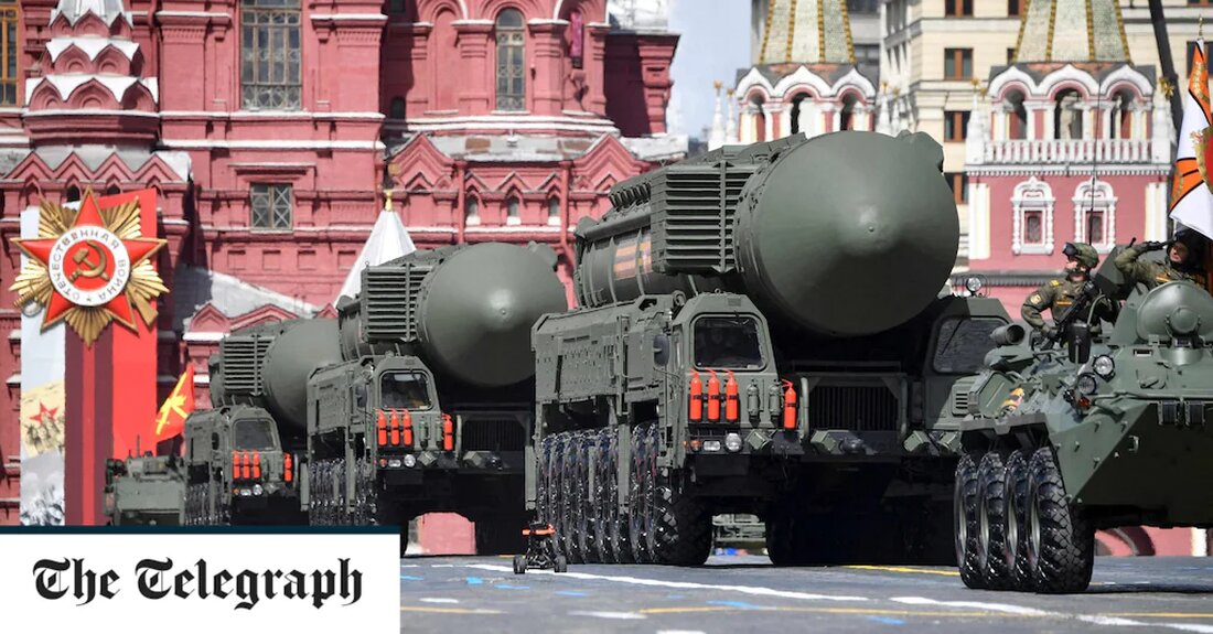 Ukrainekrieg &#8211; Sonderartikel Wladimir Putin nutzt Moskaus Siegesparade, die jährliche Veranstaltung zur Feier des Sieges über Nazi-Deutschland, gerne als Mittel, um dem Westen eine Botschaft zu übermitteln. Es gab Spekulationen, dass der russische Staatschef seine Rede am Montag nutzen könnte, um eine Mobilisierung der russischen Gesellschaft und Wirtschaft zu fordern, um seinen immer teurer werdenden Angriff auf die Ukraine besser zu bekämpfen. In diesem Fall erklärte er keinen „Krieg“, aber eine starke Botschaft über die militärische Macht Russlands wurde trotzdem gesendet, nur nicht die, die Putin gewünscht hätte. Stattdessen war die Parade – stark verkleinert und anscheinend wegen des schlechten &hellip;