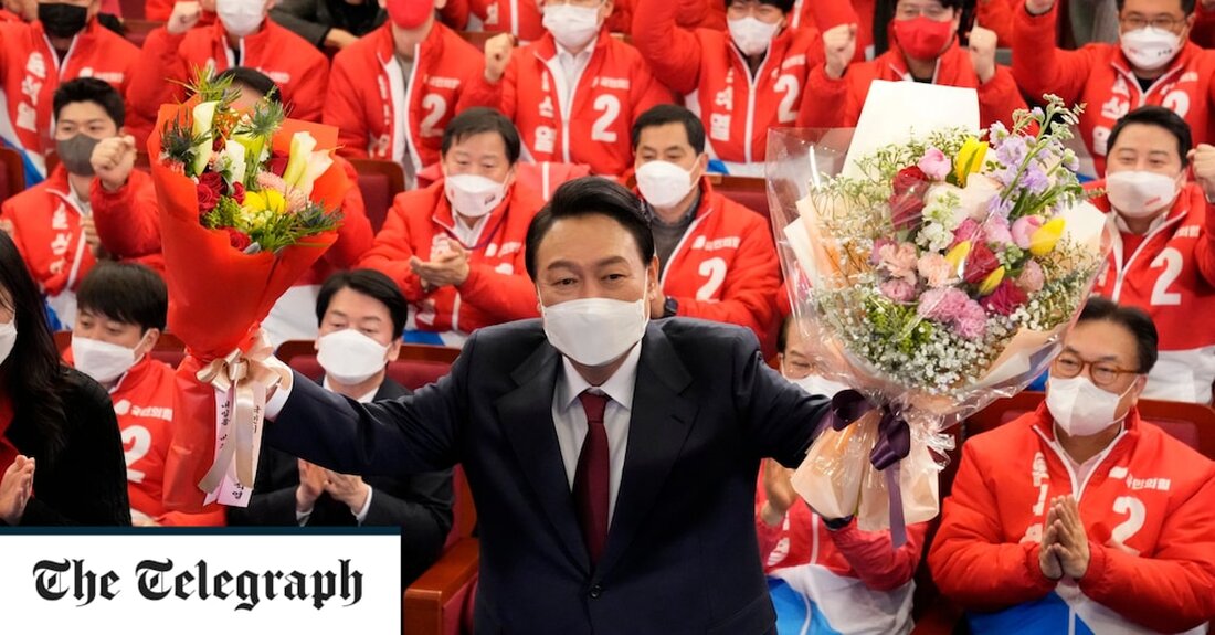 Der Wunsch, die Uhr zurückdrehen zu wollen, ist vielen ein bekanntes Gefühl. Für den baldigen Präsidenten Südkoreas ist es die erste Amtshandlung. Yoon Suk-yeol soll am Dienstag nach seinem Wahlsieg im vergangenen Monat als neuer Präsident der Nation vereidigt werden und eine seiner ersten Aufgaben ist es, die gesamte Nation ein Jahr jünger zu machen. Seine wartende Regierung hat bestätigt, dass sie beabsichtigt, unverzüglich Gesetzesänderungen einzuführen, die das traditionelle Konzept des „koreanischen Alters“ zugunsten des weithin akzeptierten Systems abschaffen, dass eine Person ein Jahr nach ihrer Geburt ein Jahr alt wird, worauf sich die Koreaner beziehen als &#8222;internationales Zeitalter&#8220;. Nach &hellip;
