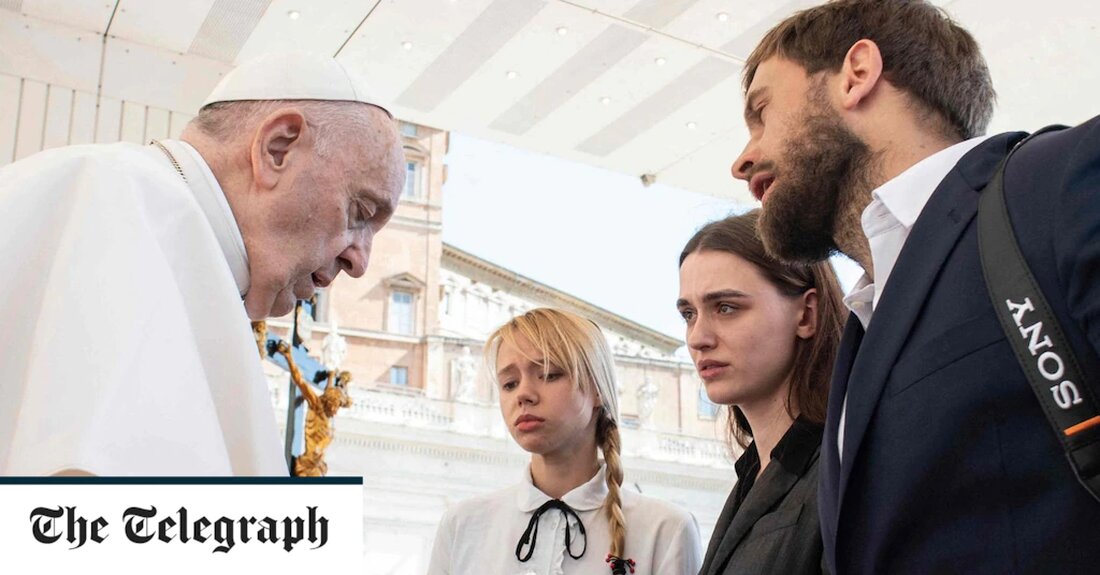 Ukrainekrieg &#8211; Sonderartikel Die Ehefrauen ukrainischer Soldaten, die immer noch im Stahlwerk von Mariupol ausharren, sagten Papst Franziskus am Mittwoch, sie befürchteten, dass ihre Ehemänner gefoltert und getötet würden, wenn sie von russischen Streitkräften gefangen genommen würden. Sie baten den Führer der katholischen Kirche, einzugreifen, um ihre Ehemänner und die anderen Soldaten, die an ihrer Seite kämpften, zu retten. Doch die Chancen einer solchen Rettungsmission des Vatikans scheinen zumindest im Moment gering. Die beiden jungen Frauen trafen den Papst während seiner wöchentlichen Generalaudienz auf dem Petersplatz und sagten, die Soldaten, die in dem riesigen Stahlwerk gebunkert seien, seien in verzweifelter &hellip;