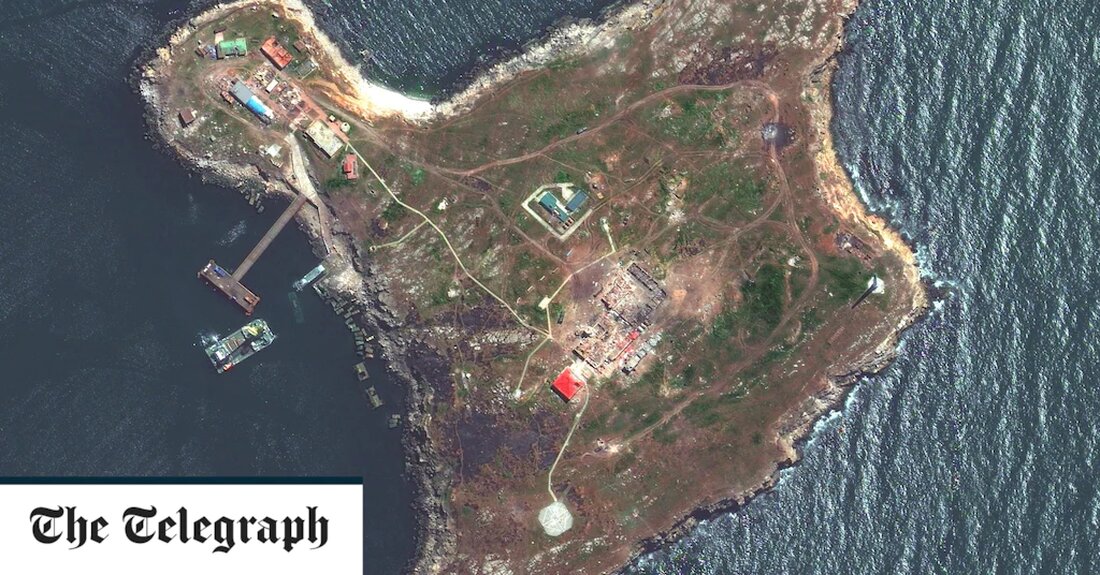 Ukrainekrieg &#8211; Sonderartikel Russischen Streitkräften auf Snake Island wurde ein schwerer Schlag versetzt, nachdem die Ukraine einen „bedeutenden Sieg“ am Schwarzmeer-Außenposten errungen hatte. Das südliche Einsatzkommando behauptete, es habe den russischen Truppen große Verluste zugefügt, nachdem es auf der Insel &#8222;gezielte Schläge mit dem Einsatz verschiedener Kräfte&#8220; durchgeführt hatte. Auf Satellitenbildern waren von ukrainischen Streitkräften verursachte Schäden zu sehen, wobei ein Turm und Vegetation zerstört wurden. Beschädigt wurden auch russische Fahrzeuge, eine Radarstation und ein Pantsir-Flugabwehrsystem. Die strategische Insel, die 80 km vor der Südküste der Ukraine liegt, wurde zu Beginn des Krieges von russischen Streitkräften eingenommen. Es ist Schauplatz &hellip;