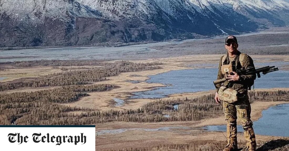 Ein Fallschirmjäger der US-Armee wurde während eines Militärtrainings in Alaska von einem Bären zu Tode geprügelt. Sgt. Seth Michael Plant, 30, wurde am Dienstag auf einem Trainingsgelände in Anchorage von einem mutmaßlichen Braunbären angegriffen. Der Infanterist des 3. Bataillons des 509. Fallschirm-Infanterie-Regiments wurde später in einem Krankenhaus auf der Joint Base Elmendorf-Richardson für tot erklärt. Ein weiterer Soldat wurde bei dem Angriff, der nun von der US-Armee untersucht wird, leicht verletzt. Sgt. Plant stammte aus Saint Augustine, Florida, und war seit Juli 2021 auf der Joint Base Elmendorf-Richardson. Sgt. Plant stammte aus Saint Augustine, Florida, und war seit Juli 2021 &hellip;