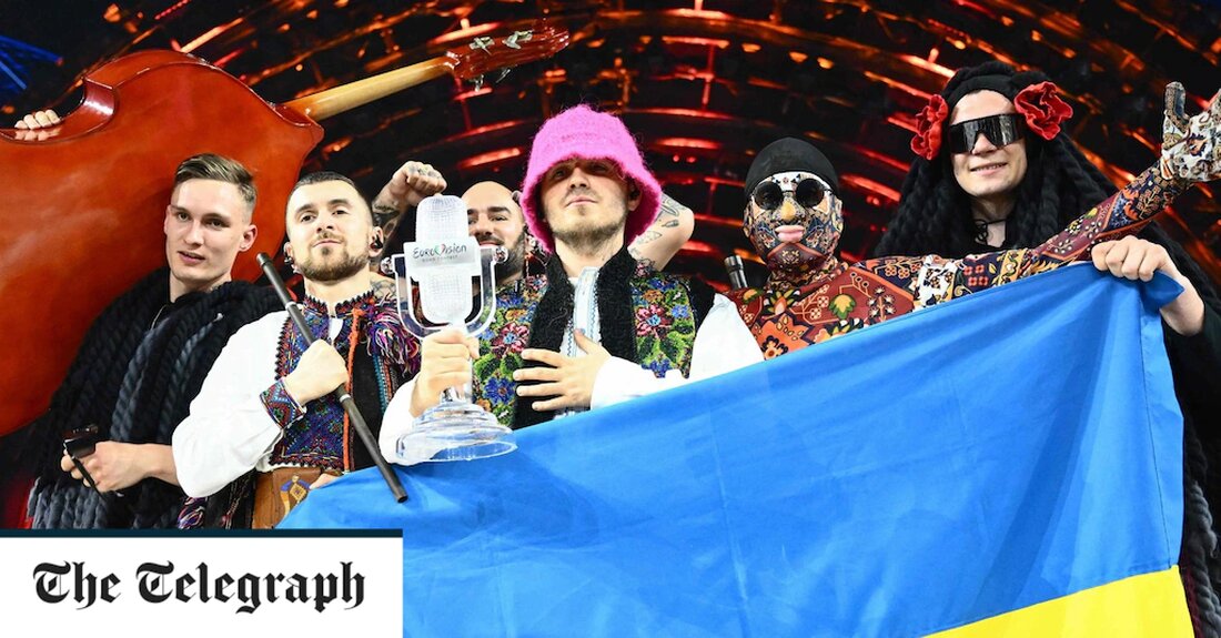 Ukrainekrieg &#8211; Sonderartikel Wolodymyr Selenskyj hat geschworen, dass die Stadt Mariupol, die einen unerbittlichen russischen Ansturm erlitten hat, im nächsten Jahr den Eurovision Song Contest ausrichten wird. Der ukrainische Präsident gratulierte dem Kalush Orchestra zum Gewinn des diesjährigen Wettbewerbs und sagte, dass „unser Mut die Welt in Erstaunen versetzt, unsere Musik Europa erobert“. Gemäß den Regeln des Wettbewerbs soll das Land des Gewinners ihn im folgenden Jahr ausrichten. Herr Zelensky versprach am Sonntag, den Wettbewerb in Mariupol abzuhalten, einer Stadt am Asowschen Meer, die von russischen Luftangriffen ausgelöscht wurde. „Die Ukraine wird nächstes Jahr Eurovision ausrichten. Zum dritten Mal in &hellip;