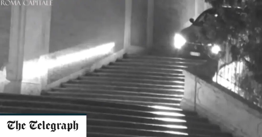Ein wohlhabender saudischer Ingenieur wird angeklagt, weil er mit seinem gemieteten Maserati die berühmte Spanische Treppe in Rom hinuntergefahren ist. Der 37-Jährige sagte, er sei in den frühen Morgenstunden des Mittwochs die 135 Marmorstufen hinuntergesaust, als er falsch abbog. Die italienische Polizei hat ihn wegen schwerer Beschädigung von Kultur- und Denkmalgütern angeklagt. Zwei der Steinstufen wurden durch die Offroad-Umleitung zerschmettert. In Aufnahmen, die von CCTV aufgenommen wurden, gehen die Bremslichter des Autos sofort an, nachdem es auf die Treppe trifft, und der Fahrer schafft es, auf halbem Weg nach unten anzuhalten. Der Mann stieg aus dem Auto und verließ den &hellip;