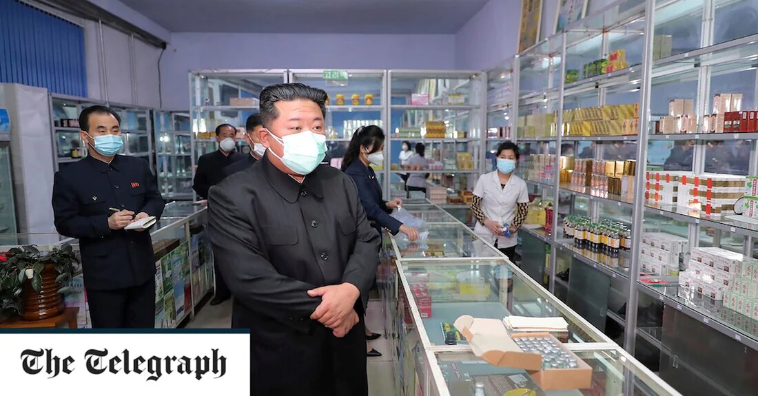 Der nordkoreanische Führer Kim Jong-un hat dem Militär befohlen, die Versorgung mit Medikamenten zu stabilisieren, während das zurückgezogene Land darum kämpft, einen potenziell katastrophalen Covid-19-Ausbruch einzudämmen. Berichten zufolge sind mindestens 50 Menschen gestorben, seit Pjöngjang Ende letzter Woche bestätigte, dass es mit einem „explosiven“ Covid-19-Ausbruch konfrontiert war, der seine verarmte, nicht geimpfte Nation erschütterte. Etwa 1,2 Millionen von 26 Millionen Einwohnern sind an Fieber erkrankt – mit 392.920 weiteren Fällen, die am Montag gemeldet wurden – sagte der staatliche Nachrichtendienst KCNA. Es wird angenommen, dass sich mehr als 564.860 Menschen in Quarantäne befinden. Kim warnte am Wochenende, die Ausbreitung der &hellip;