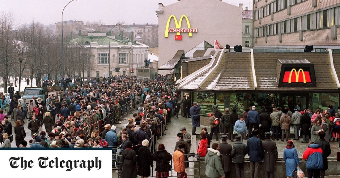 Statt in einen Big Mac bei McDonald&#8217;s zu beißen, stehen die Russen womöglich bald Schlange, um den Geschmack eines patriotischen ZBurger zu genießen. Die amerikanische Kette zog sich im März nach dem Einmarsch in die Ukraine aus Russland zurück, und ihre 850 Restaurants stehen nun vor einem Rebranding, nachdem sie diese Woche vom russischen Geschäftsmann Alexander Govor gekauft wurden. Viele Russen scheinen nicht allzu begeistert davon zu sein, ihre Big Macs und Apfelkuchen zu verlieren – Videoaufnahmen zeigten Hunderte von Menschen in Moskau, die sich für einen letzten Geschmack anstellten, und spiegelten Bilder von riesigen Menschenmengen wider, als dort am &hellip;