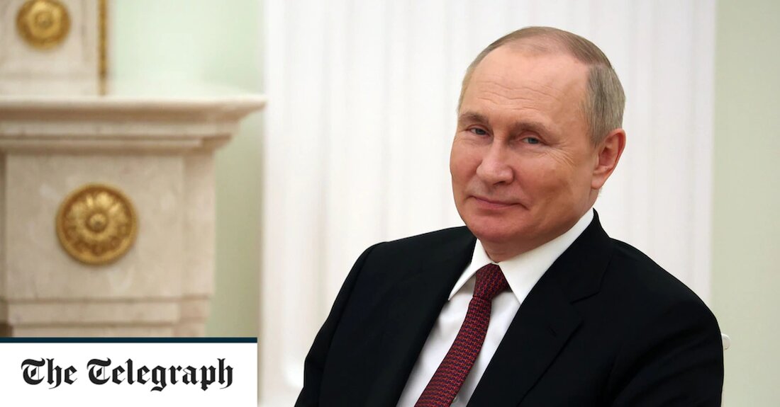 Wladimir Putin hat die persönliche Kontrolle über Russlands stockende Bemühungen übernommen, die östliche Donbass-Region der Ukraine zu erobern, sagte eine Quelle. Der russische Präsident und der Chef seiner Streitkräfte, General Valery Gerasimov, sollen sich in taktische Entscheidungen auf niedriger Ebene eingemischt haben, die normalerweise von viel jüngeren Persönlichkeiten getroffen werden. „Wir glauben, dass Putin und Gerasimov an taktischen Entscheidungen auf einer Ebene beteiligt sind, die wir normalerweise von einem Oberst oder Brigadier erwarten würden“, sagte die Quelle. Die Quelle fügte hinzu, dass Putins ranghöchster General trotz Behauptungen, er sei nach einer Reihe militärischer Misserfolge in der Ukraine suspendiert worden, immer &hellip;