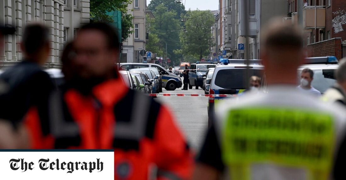 Mindestens eine Person wurde am Donnerstag an einer Schule in Norddeutschland verletzt, nachdem ein Mann Berichten zufolge mit einer Pistole und einer Armbrust das Feuer auf eine Schule in Bremerhaven eröffnet hatte. Die Polizei sagte, sie habe den mutmaßlichen Schützen festgenommen. Der Vorfall ereignete sich am Lloyd-Gymnasium im Zentrum von Bremerhaven. „Die bewaffnete Person wurde festgenommen und befindet sich in Polizeigewahrsam“, teilte die Polizei in einer Erklärung mit. Die verletzte Person war laut Polizei kein Schüler und wurde ins Krankenhaus gebracht. „Die Schüler sind mit ihren Lehrern in ihren Klassenzimmern. Die Polizei hat die Situation vor Ort im Griff“, fügte &hellip;