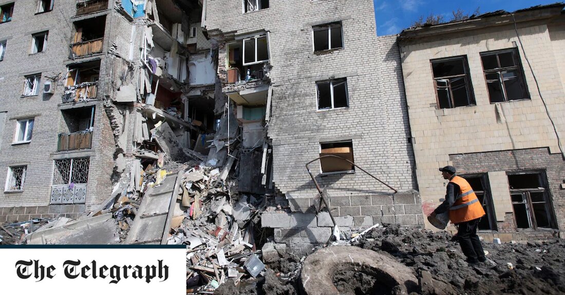 Ukrainekrieg &#8211; Sonderartikel Die letzte Lebensstraße nach Sewerodonezk endet an einer totenstillen Kreuzung, eingerahmt von Erdwällen und Panzersperren. Ein paar hundert Meter entfernt hütet ein Kind eine kleine Gruppe Kühe und ignoriert die fernen Artillerieschläge. Aber das Band aus löchrigem Asphalt, das im grünen Sommerdunst verschwindet, ist menschenleer. Und das aus gutem Grund. Sewerodonezk, die Stadt am anderen Ende dieser Straße, ist der letzte von der Ukraine kontrollierte Stützpunkt in der Region Luhansk und das Epizentrum eines erbitterten, wochenlangen Kampfes, von dem der ukrainische Präsident Wolodymyr Selenskyj am Donnerstag sagte, er drohe, diese vollständig zu zerstören Region. Und die Russen &hellip;