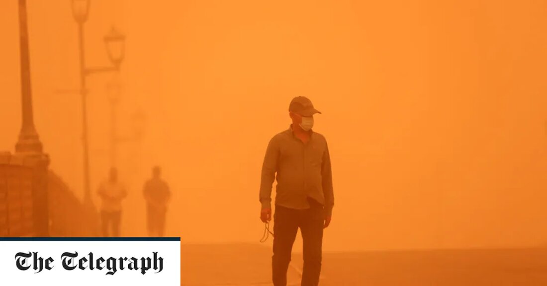 In Bagdad hat eine riesige orangefarbene Staubwolke die Stadt eingehüllt und Tausende Iraker ins Krankenhaus geschickt. Die Staubstürme kommen jährlich im Frühjahr und Sommer, aber ihre Häufigkeit nimmt aufgrund chronischer Dürren zu. Das irakische Umweltministerium prognostiziert, dass das Land bis 2050 jedes Jahr 300 „staubige Tage“ erleben wird. Dieses Jahr war aufgrund der zugrunde liegenden Coronavirus-Symptome besonders herausfordernd, und in einigen Fällen ist der Schaden tödlich. Ein Sturm im April tötete fünf Menschen in Tuz Khurmatu, einer Stadt in der nördlichen Provinz Salahaddin. Samir Abdul-Amir, ein 42-jähriger Verkehrspolizist mit Asthma, sieht verzweifelt aus, als er mit einer Sauerstoffmaske vor dem &hellip;