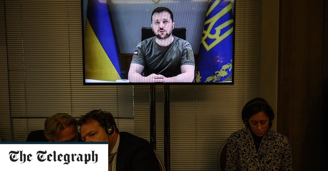 Wolodymyr Selenskyj hat Forderungen an die Ukraine, einen Teil ihres Territoriums an Russland abzutreten, niedergeschlagen und dies mit der Beschwichtigung Adolf Hitlers im Vorfeld des Zweiten Weltkriegs verglichen. In seiner täglichen Ansprache an die Nation am späten Mittwoch wehrte sich Selenskyj gegen die zunehmenden Forderungen an die Ukraine, einen Frieden mit dem Kreml zu suchen, und gab sich damit ab, Russland das von ihm eroberte Gebiet regieren zu lassen. Es kommt, nachdem Henry Kissinger, der altgediente US-Staatsmann, den in Davos versammelten Staats- und Regierungschefs der Welt sagte, dass der Westen die Ukraine dazu drängen sollte, Wladimir Putin Zugeständnisse zu machen, &hellip;