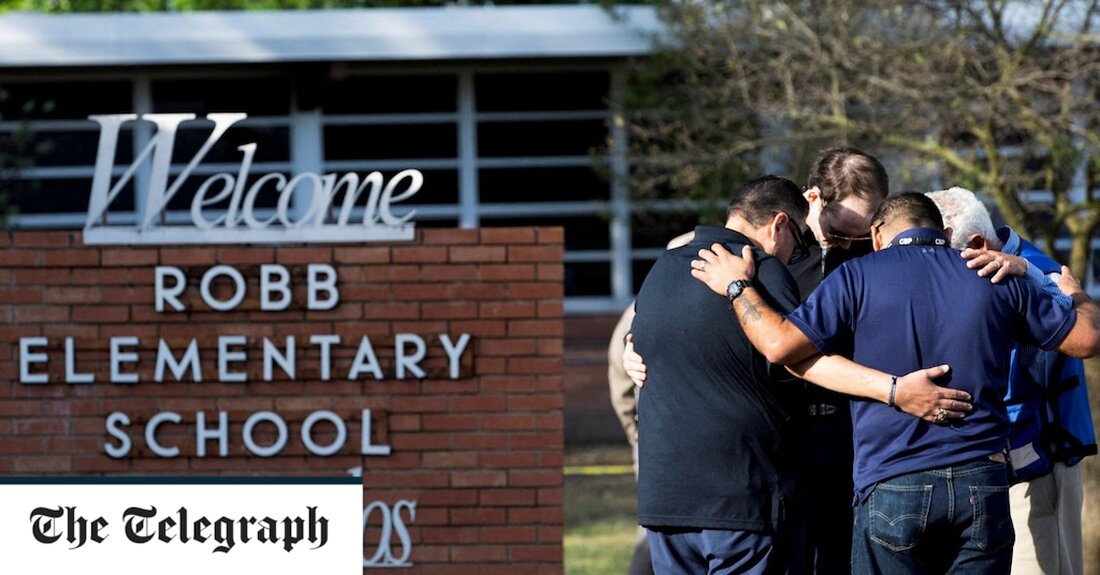 Die mit Hochleistungsgewehren und ballistischen Schilden bewaffnete Polizei wartete fast eine Stunde, bevor sie einen Massenschützen in einer Schule in Uvalde, Texas, konfrontierte, wie neue Bilder zeigen. Etwa 11 Beamte betraten nur drei Minuten nach dem Schützen die Robb-Grundschule – und beschafften sich innerhalb von 20 Minuten nach dem Angriff Gewehre und mindestens einen ballistischen Schild – aber sie warteten weitere 58 Minuten im Flur, während Kinder in ihren Klassenzimmern abgeschlachtet wurden. Die jüngsten Enthüllungen deuten darauf hin, dass die Beamten mehr als genug Feuerkraft und Schutz hatten, um den Schützen auszuschalten, lange bevor sie es schließlich taten, und verstärken &hellip;