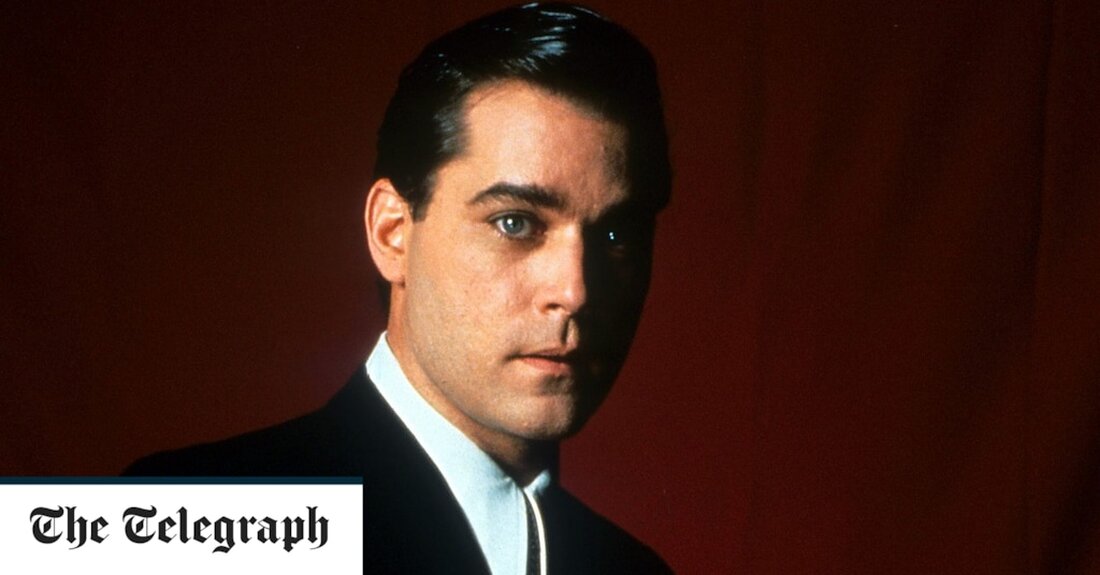 Der Goodfellas-Schauspieler Ray Liotta ist laut US-Medien im Alter von 67 Jahren gestorben. Sein Vertreter bestätigte, dass der Schauspieler in der Dominikanischen Republik im Schlaf gestorben sei, wo er vermutlich seinen neuesten Film drehte. Liotta wurde 1986 als Ray Sinclair in dem Film „Something Wild“ berühmt, für den er eine Golden-Globe-Nominierung erhielt. Er trat 1989 in dem Film „Field Of Dreams“ als Shoeless Joe Jackson auf und ist vor allem für seine Darstellung von Henry Hill in „Goodfellas“ unter der Regie von Martin Scorsese bekannt. In den letzten Jahren trat Liotta in „The Many Saints Of Newark“ auf und spielte &hellip;