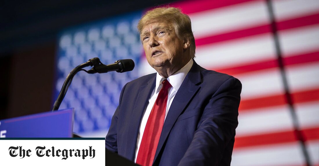 Donald Trump hat die Untersuchung des Kongresses zu den Unruhen im US-Kapitol im vergangenen Jahr als „Hohn auf die Justiz“ gebrandmarkt. In einem weitläufigen, 12-seitigen Schreiben sagte Herr Trump, anstatt sich auf die größeren Probleme des Landes zu konzentrieren, sei das von den Demokraten geführte Gremium „ein Känguru-Gericht, in der Hoffnung, das amerikanische Volk von dem großen Schmerz abzulenken, den es erlebt“. Der ehemalige US-Präsident wiederholte auch dieselben Verschwörungstheorien über die Präsidentschaftswahlen 2020, die früher am Tag in der Untersuchung des Kongresses als ein wichtiger Motivationsfaktor für seine Anhänger zu Unruhen argumentiert worden waren. „Die Demokraten haben die Erzählung vom &hellip;