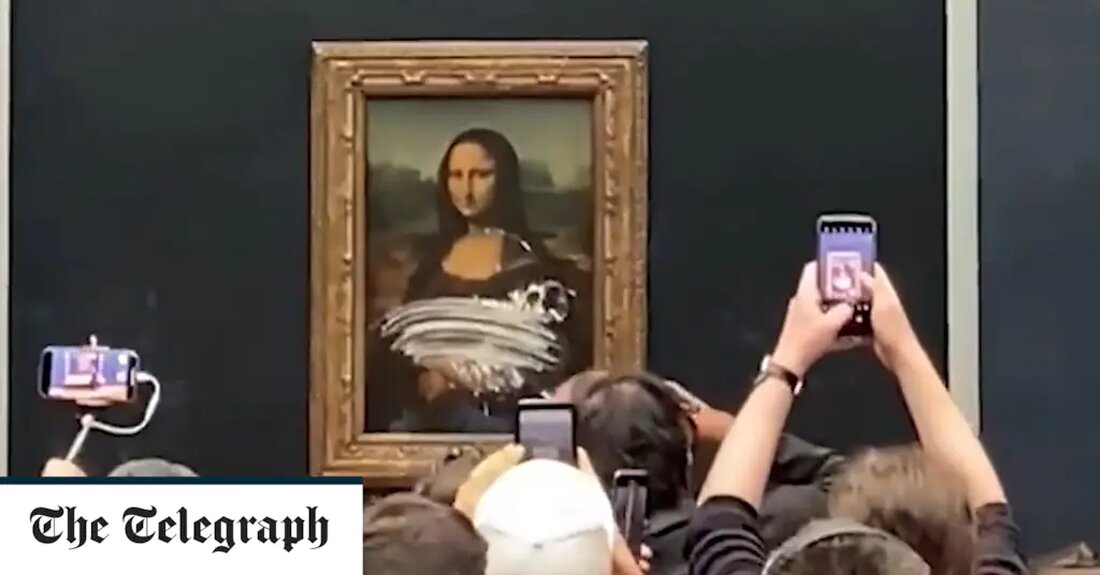 Die Mona Lisa geriet am Sonntag unter einen „Kuchen“-Angriff, nachdem ein männlicher Besucher, der sich als an den Rollstuhl gefesselte Oma verkleidet hatte, ein Stück „Torte“ auf das bekannteste Gemälde der Welt geschleudert hatte. Leonardo Da Vincis Meisterwerk blieb bei dem Vorfall im Louvre unbeschädigt, da es hinter einer dicken Glasvitrine geschützt ist. Der namenlose Mann sagte danach, dass er den Stunt ausgeführt habe, um das Bewusstsein für den Zustand „des Planeten“ zu schärfen. Der Vorfall, der sich am Sonntagmittag ereignete, wurde von mehreren Besuchern unter den Hunderten, die sich anstellten, um einen Blick auf „la Joconde“, wie die Franzosen &hellip;