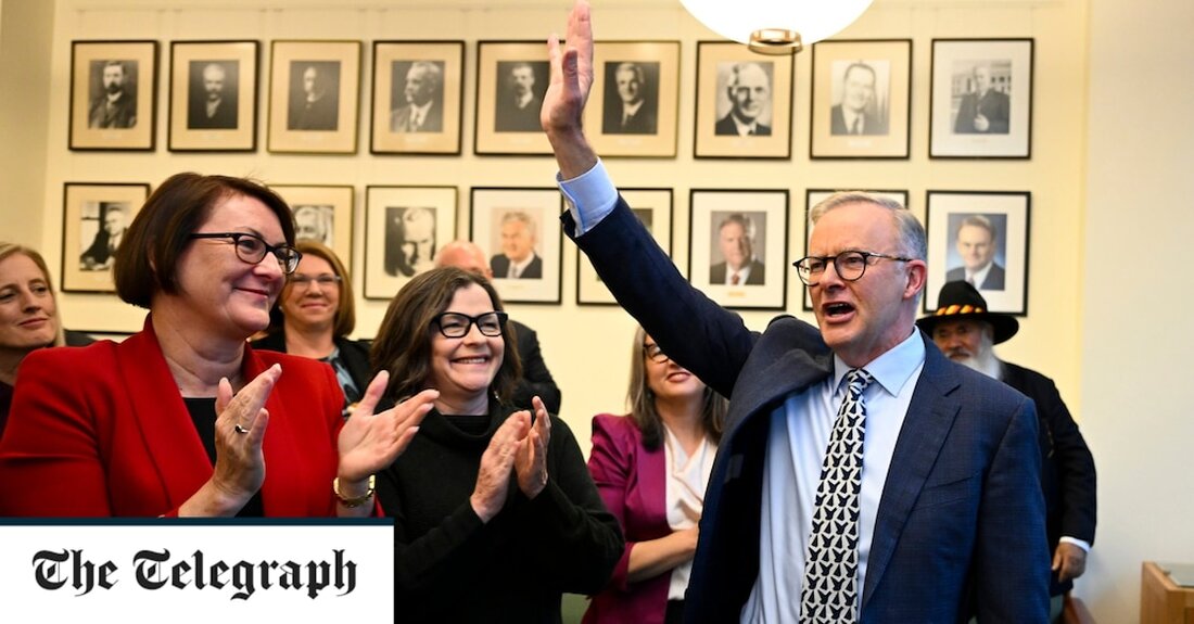 Australiens neu gewählter Führer hat am Dienstag die Rolle des „Assistenzministers für die Republik“ geschaffen und die Aussicht auf ein Referendum darüber erhöht, ob die Königin als Staatsoberhaupt ersetzt werden soll. Anthony Albanese, der neue Labour-Premierminister der Mitte-Links-Partei, hat den Schritt in Richtung einer möglichen Abstimmung nur zwei Tage vor Beginn der Feierlichkeiten zum Platin-Jubiläum der Königin am Donnerstag getan. Matt Thistlethwaite, ein Abgeordneter aus Sydney, wird den neuen Posten übernehmen, der von der australischen Republikbewegung mit Freude begrüßt wurde. „Wir sind auf dem Weg!“, sagte der prominente Republikaner, Autor und ehemalige Rugby-Nationalspieler Peter FitzSimons. „Lassen Sie die Aufzeichnungen zeigen, &hellip;