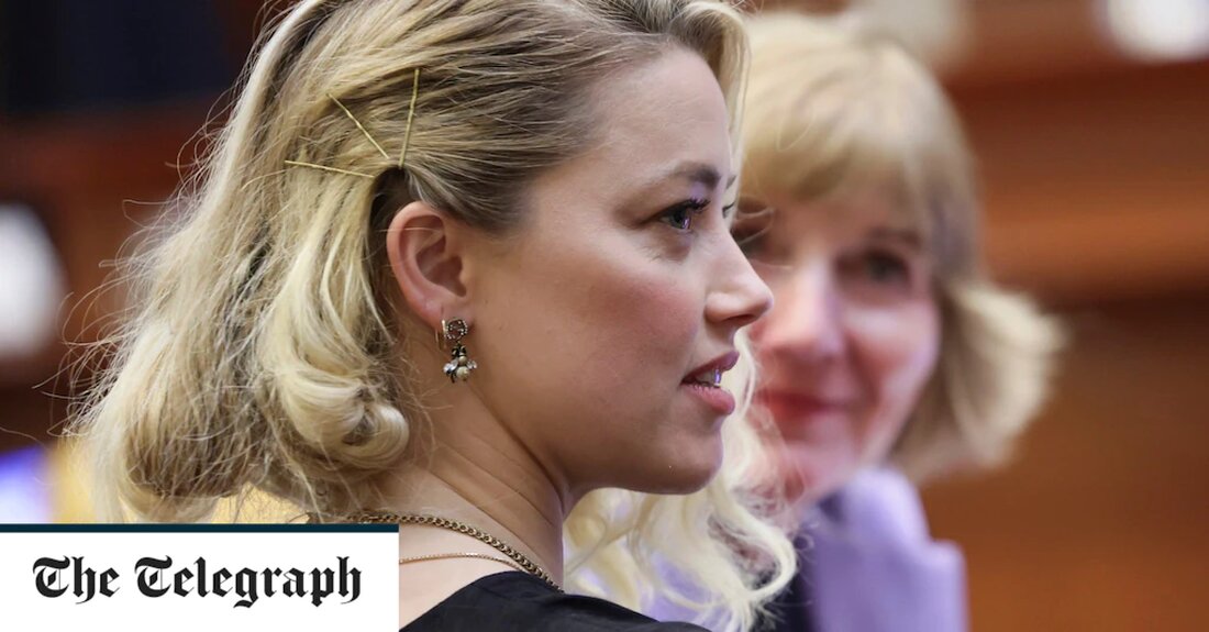 Die Anwältin von Amber Heard hat der Jury in ihrem Verleumdungsprozess vorgeworfen, von den sozialen Medien beeinflusst worden zu sein, da sie es sich nicht leisten könne, Johnny Depp 10 Millionen Dollar zu zahlen. In einer Reihe kritischer Interviews im amerikanischen Fernsehen sagte Elaine Bredehoft, das Urteil habe eine „schreckliche Botschaft“ gesendet und Heard sei von Depps Anwaltsteam „dämonisiert“ worden. Das am Mittwoch verkündete Urteil ergab, dass Depp durch drei Aussagen in einem Kommentar von Heard aus dem Jahr 2018 diffamiert worden war, in dem sie sagte, sie sei ein Missbrauchsopfer. Obwohl der Artikel Depp nicht namentlich nannte, stellte eine &hellip;