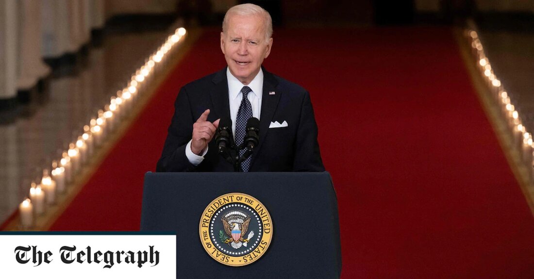 US-Präsident Joe Biden forderte am Donnerstagabend in einer leidenschaftlichen Ansprache an die Nation ein Verbot von Angriffswaffen und Hochleistungsmagazinen, während Amerika von einer Reihe von Massenerschießungen erschüttert wird. In einer seltenen Ansprache zur Hauptsendezeit bat Herr Biden die republikanischen Senatoren, zumindest eine Debatte über die Waffenreform zuzulassen, als er fragte: „Wie viel mehr Gemetzel sind wir bereit zu akzeptieren? Wie viele weitere unschuldige amerikanische Leben müssen genommen werden, bevor wir genug sagen?&#8220; Im Jahr 2022 gab es bisher mehr als 230 Massenerschießungen – bei denen vier oder mehr Menschen bei einem einzigen Vorfall durch Schusswaffen getötet oder verletzt wurden. Allein &hellip;