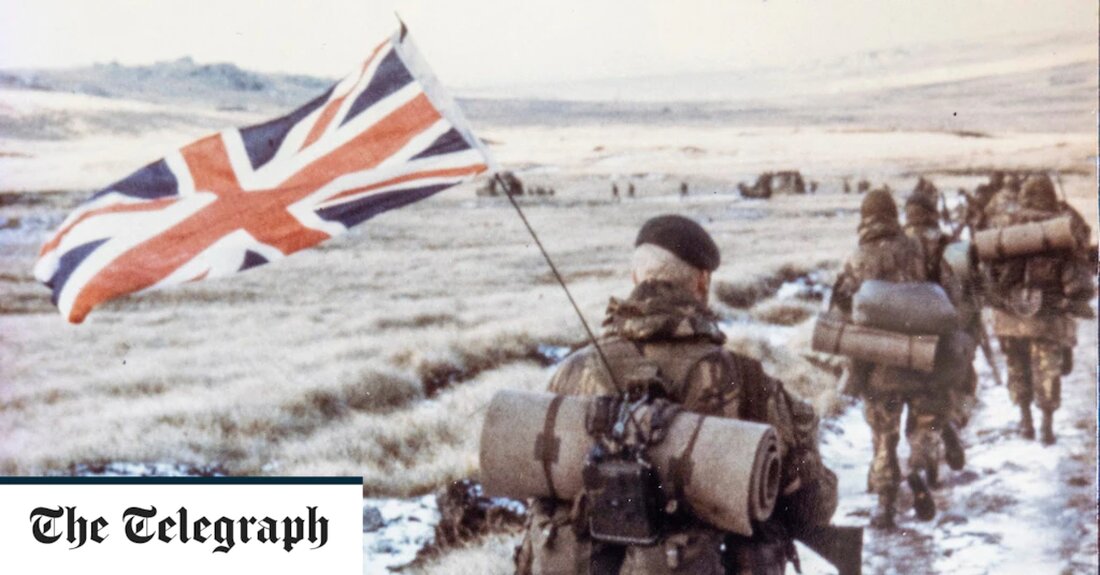 Heute begehen wir den 40. Jahrestag des Endes des Falklandkriegs. Der Konflikt wurde mehr als 8.000 Meilen von Großbritannien entfernt ausgetragen und war der erste seit dem Zweiten Weltkrieg, an dem alle Elemente unserer Streitkräfte beteiligt waren. Als die Premierministerin Margaret Thatcher das Militär ermächtigte, die Falklandinseln zurückzuerobern, stand das Land voll und ganz hinter der Operation. Der damalige Labour-Führer Michael Foot sagte, die Inselbewohner seien „mit einem Akt nackter, uneingeschränkter Aggression konfrontiert gewesen, die unter den beschämendsten und anrüchigsten Umständen ausgeführt wurde“. Großbritannien schuldete eine Verpflichtung, die Bewohner der Falklandinseln zu verteidigen, und eine Verantwortung, ihre UN-Chartarechte zu wahren, &hellip;
