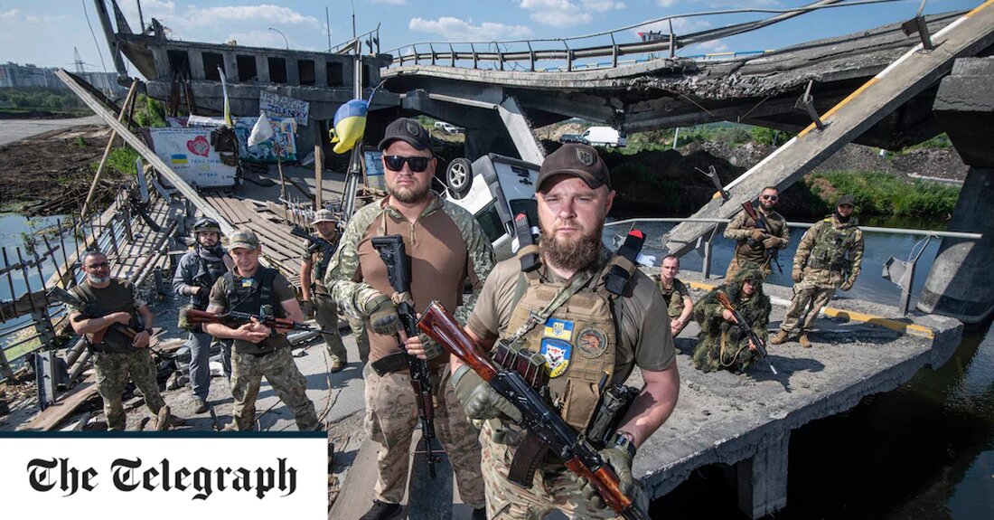 Ukrainekrieg &#8211; Sonderartikel Bewaffnet mit AK-74 und in unpassenden Uniformen patrouillieren die Ehemänner und Väter von Irpin immer noch in der Nähe der zerstörten Brücke der Stadt. Hier tötete der russische Beschuss zu Beginn des Krieges Dutzende flüchtende Zivilisten und machte den Übergang zu einem Symbol menschlichen Leids. Die Patrouillen der Männer sind freiwillig, lassen aber ahnen, was den Bürgern von Irpin – einer einst idyllischen Pendlerstadt am Stadtrand von Kiew – noch bevorstehen könnte, die jederzeit zum verheerenden Zermürbungskrieg an der Ostfront mit Russland einberufen werden könnten. Als Moskau im Februar unerwartet einen barbarischen Angriff auf die Städte rund &hellip;