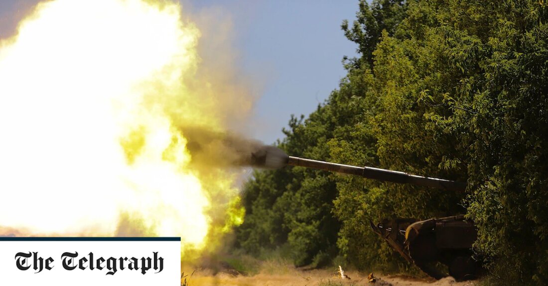 Der Westen müsse sich auf „Kriegsbasis“ stellen, um die Ukraine „so lange wie nötig“ mit modernen Waffen zu versorgen, um Russland zu besiegen, sagte Lettland gestern. Außenminister Edgars Rinkēvičs rief Westeuropa zu „strategischem Durchhaltevermögen“ auf und warnte davor, dass sich der Krieg in der Ukraine über Monate und sogar Jahre hinziehen könnte. In einem exklusiven Gespräch mit dem Telegraph sagte er, dass den osteuropäischen Ländern die Panzer und Waffen aus der Sowjetzeit, die zuvor nach Kiew geschickt worden waren, weitgehend ausgegangen seien. Er sagte, Westeuropa müsse jetzt die Produktion steigern und Waffen liefern, die mindestens so gut sind wie die, &hellip;