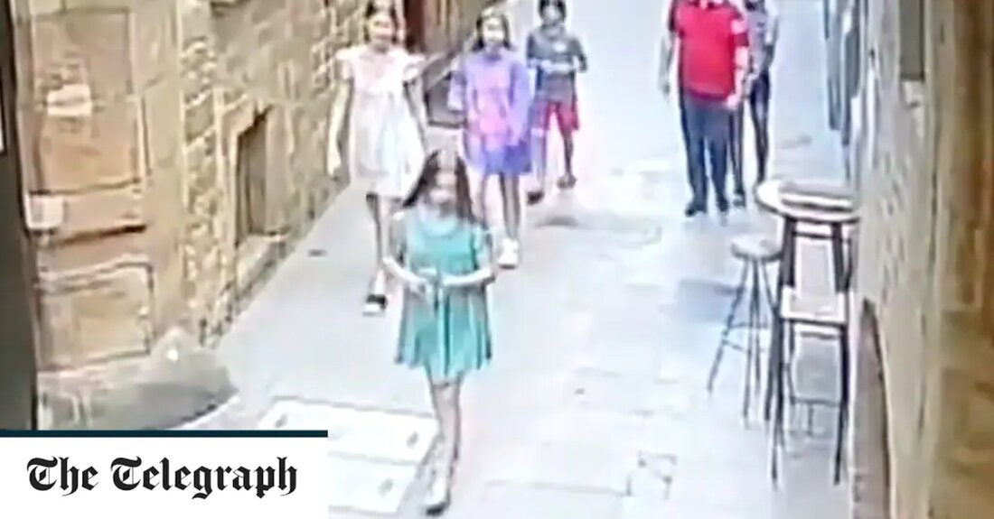 Spanische Behörden haben einen US-Touristen beschuldigt, den Wert einer Uhr um fast das 20-fache überhöht zu haben, nachdem er mitten am Tag überfallen worden war. Seth Bernstein ging letzte Woche mit seiner Familie durch die mittelalterlichen Straßen des gotischen Viertels von Barcelona, ​​als er bei einem von der Kamera aufgenommenen Vorfall angegriffen wurde. Er behauptete, er trage ein Hublot Big Bang-Modell, das eine Sonderedition im Wert von 800.000 Dollar war. Aber die Polizei hat die Uhr auf 45.000 Dollar geschätzt. Herr Bernstein sagte, die spanischen Behörden hätten gelogen, weil ihnen das Ausmaß der Kriminalität in einer Stadt, die „von Dieben &hellip;