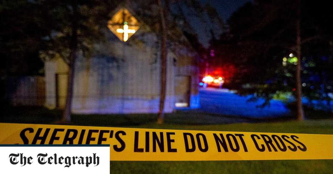 Eine Schießerei hat eine Person getötet und zwei weitere verletzt, nachdem ein Schütze am Donnerstagabend in einer Kirche in Alabama offen geschossen hatte. Die Polizei sagte, die Schießerei habe in der Saint Stephen&#8217;s Episcopal Church im Birminghamer Vorort Vestavia Hills stattgefunden, wobei mehrere Polizeibeamte zum Ort eilten, nachdem die Disponenten um 18.22 Uhr Ortszeit einen Anruf eines aktiven Schützen erhalten hatten. Laut einem Kalender auf der Website der Kirche fand während der Schießerei angeblich ein „Boomers Potluck Dinner“ in der Kirche statt. Der Polizeikapitän von Vestavia Hills, Shane Ware, sagte bei einem Briefing, dass eine Person getötet und zwei weitere &hellip;