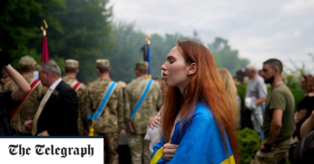 Hunderte in ukrainische Fahnen gehüllte Trauernde versammelten sich zur Beerdigung eines jungen Aktivisten aus Kiew, der am Samstag im Kampf gegen russische Truppen an der Front getötet wurde. Roman Ratushnyi, 24, gehörte zu einer Gruppe von Demonstranten, die 2014 die Pro-EU-Revolution in der Ukraine auslöste. Er starb außerhalb der strategischen Stadt Izyum, die unter schwerem russischem Beschuss stand. „Roman war der Beste von uns, der Tapfere, der in jedem Kampf immer an vorderster Front stand und nie Angst zeigte“, sagte die von ihm gegründete NGO „Let&#8217;s Defend Protasiv Yar“ am Dienstag. „Er war bei seinem letzten Kampf auf einer Aufklärungsmission &hellip;