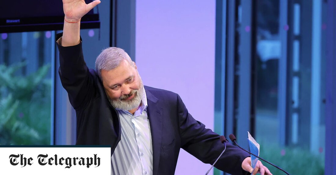 Ein russischer Journalist hat seinen Friedensnobelpreis für eine Rekordsumme von 84 Millionen Pfund (103,5 Millionen Dollar) versteigert, um Geld für Kinder in der Ukraine zu sammeln. Dmitry Muratov, der den Preis 2021 gewann, verkaufte den Preis bei der Auktion in New York an einen unbekannten Bieter. Alle Einnahmen werden der humanitären Hilfe von UNICEF für die vertriebenen Kinder der Ukraine zugute kommen, sagte Heritage Auctions. Herr Muratov, der Chefredakteur der russischen Zeitung Novaya Gazeta ist, kritisiert Präsident Wladimir Putin scharf, seit er 1999 Russlands Führer wurde. Die Zeitung, die 1991 von Herrn Muratov gegründet wurde, stellte im März ihre Aktivitäten &hellip;