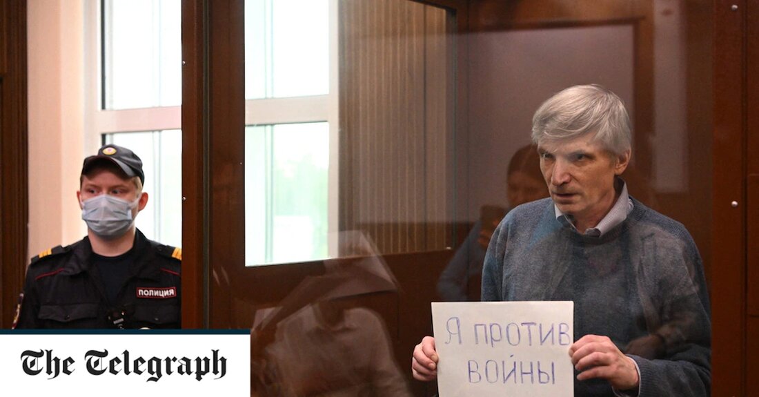 Ein Moskauer Gericht eröffnete am Dienstag Anhörungen in einem Strafverfahren gegen einen örtlichen Gesetzgeber, dem ein Jahrzehnt Gefängnis droht, weil er Russland einen „faschistischen Staat“ genannt hat, der die Ukraine erobern will. Alexei Gorinov wird nach einem neuen Kriegszensurgesetz vor Gericht gestellt, das jede Antikriegsäußerung in Russland unter Strafe stellt. Herr Gorinov, der sich der ersten Anhörung in seinem Fall gegenübersah, stand am Dienstag in einer Glaszelle in einem Moskauer Gerichtssaal und hielt ein Stück Papier mit der Aufschrift „Ich bin gegen Krieg“. Staatsanwälte behaupten, Herr Gorinov, ein Gemeindeabgeordneter aus dem Norden Moskaus, habe Russland auf einer Sitzung des Gemeinderats &hellip;