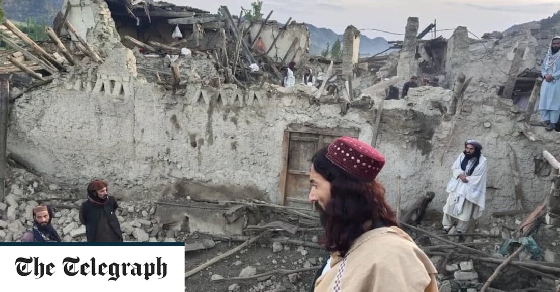 Ein Erdbeben der Stärke 6,1 hat am frühen Mittwoch in Afghanistan mindestens 280 Menschen getötet, sagten Beamte und fügten hinzu, dass Hunderte von Menschen verletzt wurden und die Zahl der Opfer wahrscheinlich steigen würde, da Informationen aus abgelegenen Bergdörfern eintrudelten. Das Beben ereignete sich etwa 44 km (27 Meilen) von der Stadt Khost entfernt, nahe der pakistanischen Grenze, sagte der US Geological Survey (USGC). „Starke und lange Erschütterungen“, postete ein Bewohner der afghanischen Hauptstadt Kabul auf der Website des European Mediterranean Seismological Centre (EMSC). &#8222;Es war stark&#8220;, sagte ein Bewohner der nordwestpakistanischen Stadt Peshawar. Fotos in afghanischen Medien zeigten Häuser, &hellip;