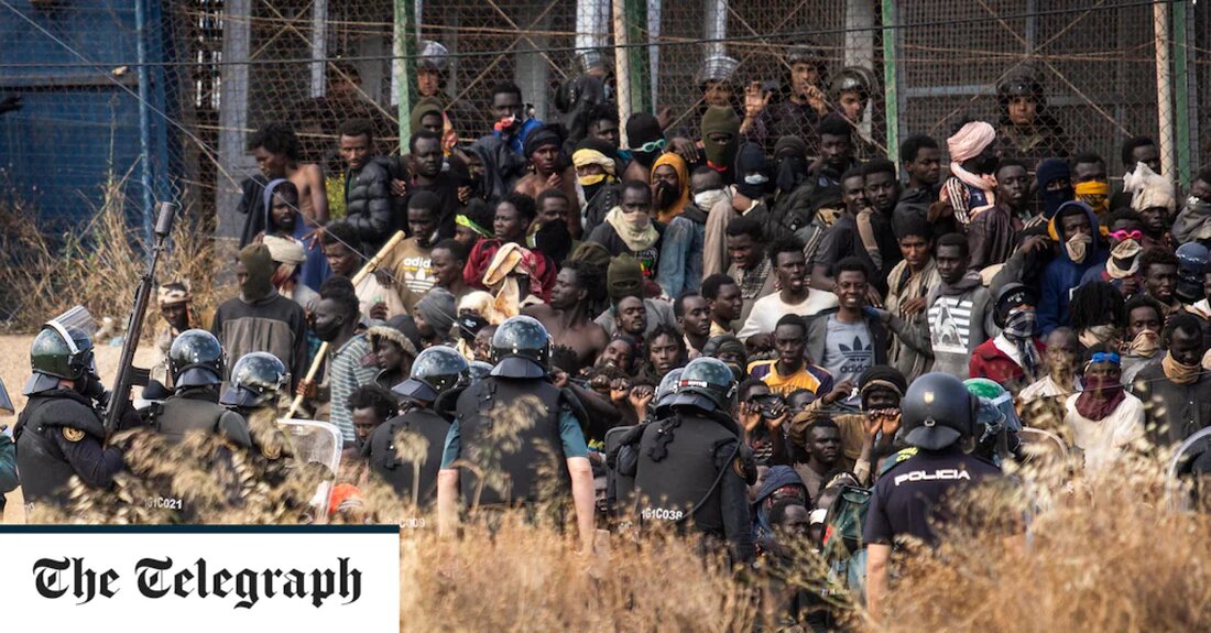 Rund 2.000 Migranten versuchten am Freitag, den Grenzzaun um das spanische Territorium Melilla in Nordafrika zu stürmen, in einem gewalttätigen zweistündigen Gefecht mit Beamten, bei dem fünf Migranten getötet und Dutzende weitere von beiden Seiten verletzt wurden. Es ist der größte Versuch, die südlichste Landgrenze der Europäischen Union zu durchbrechen, seit Spanien und Marokko im März eine diplomatische Krise beendet haben. Nach Angaben der Behörden in Melilla erreichten etwa 500 Migranten den Grenzzaun, der an einer Stelle mit einem Bolzenschneider aufgebrochen wurde, und etwa 130 gelang es, spanisches Territorium zu erreichen. Quellen der spanischen Grenztruppe Guardia Civil in Melilla beschrieben &hellip;