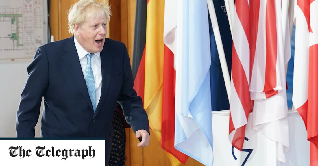 Boris Johnson hat gesagt, er solle sein Oberteil ausziehen und „ihnen seine Brustmuskeln“ bei den G7 zeigen, um zu beweisen, dass er härter ist als Wladimir Putin. Der Premierminister scherzte am Sonntag bei einem Mittagessen in Deutschland mit anderen führenden Politikern der Welt, wo sie sich über den russischen Präsidenten lustig machten. &#8222;Jacken an? Jacken aus? Ziehen wir unsere Mäntel aus?&#8220; Herr Johnson fragte in Bayern, wo Bundeskanzler Olaf Scholz den Gipfel ausrichtete. Justin Trudeau, der kanadische Premierminister, schlug vor, auf das offizielle Foto zu warten, bevor Herr Johnson sagte: „Wir müssen zeigen, dass wir härter sind als Putin.“ „Wir &hellip;