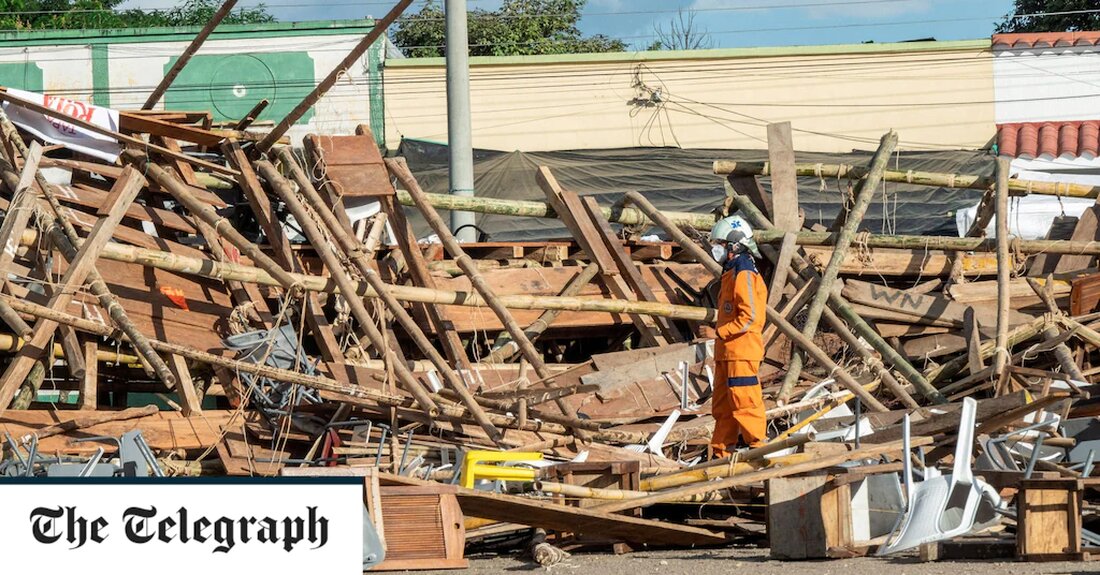 Bei einem Stierkampf im kolumbianischen El Espinal sind mindestens vier Menschen getötet und zahlreiche weitere verletzt worden. Die Zuschauer flohen panisch, als der dünne Holzrahmen umstürzte. Rettungskräfte eilten zum Tatort, um zu versuchen, die unter den Trümmern eingeschlossenen Personen zu retten. Jose Ricardo Orozco, der örtliche Gouverneur, sagte, dass zwei Frauen, ein Mann und ein Kind gestorben seien. Nach Angaben der örtlichen Behörden wurden alle Männer, Frauen und Kinder bei der Katastrophe verletzt, und es wird befürchtet, dass die Zahl der Todesopfer weiter steigen könnte. Die Gründe für den Einsturz des Standes waren unklar. Lokalen Berichten zufolge floh der Stier &hellip;