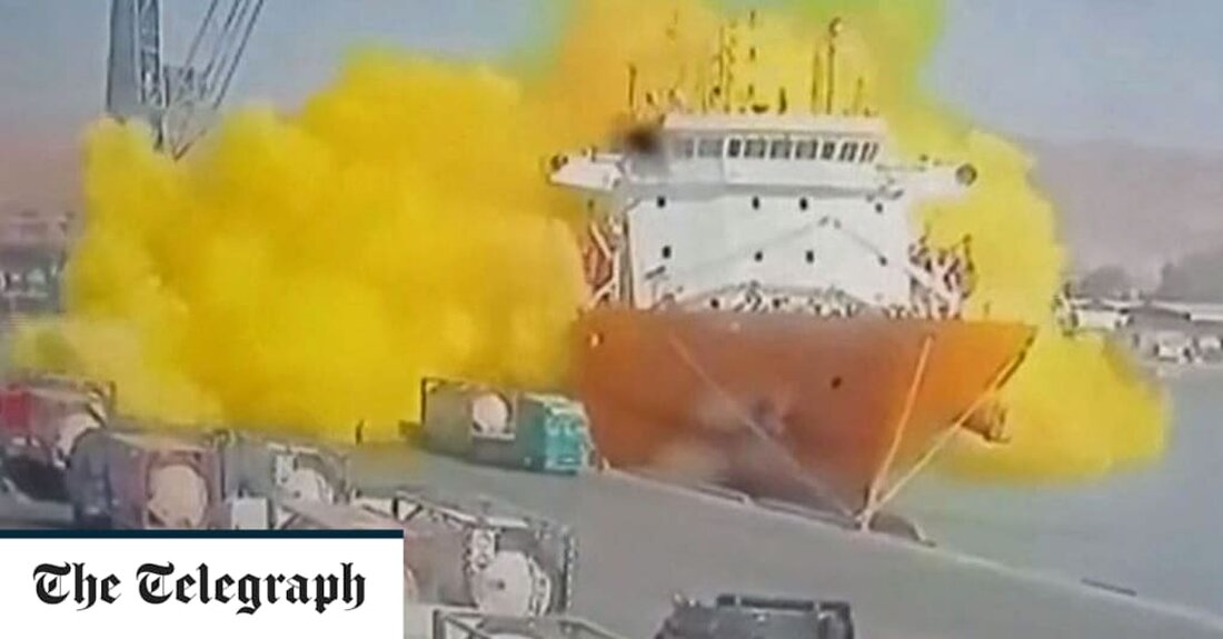 Bei einer Giftgasexplosion im jordanischen Hafen von Aqaba sind am Montag zehn Menschen getötet und mehr als 200 verletzt worden, teilten die Behörden mit. Aufnahmen im Staatsfernsehen zeigten einen großen Zylinder, der von einem Kran auf ein festgemachtes Schiff stürzte und eine heftige Freisetzung eines gelben Gases verursachte. Die Wucht der Explosion ließ einen Lastwagen den Hafen hinunterrollen, während Hafenarbeiter um ihr Leben rannten. Die umliegenden Gebiete wurden evakuiert und die Bewohner aufgefordert, drinnen zu bleiben. Mindestens fünf Menschen getötet und mehr als 230 weitere verletzt, nachdem giftiges Gas aus einem Tanker freigesetzt wurde, der im jordanischen Hafen von Aqaba &hellip;